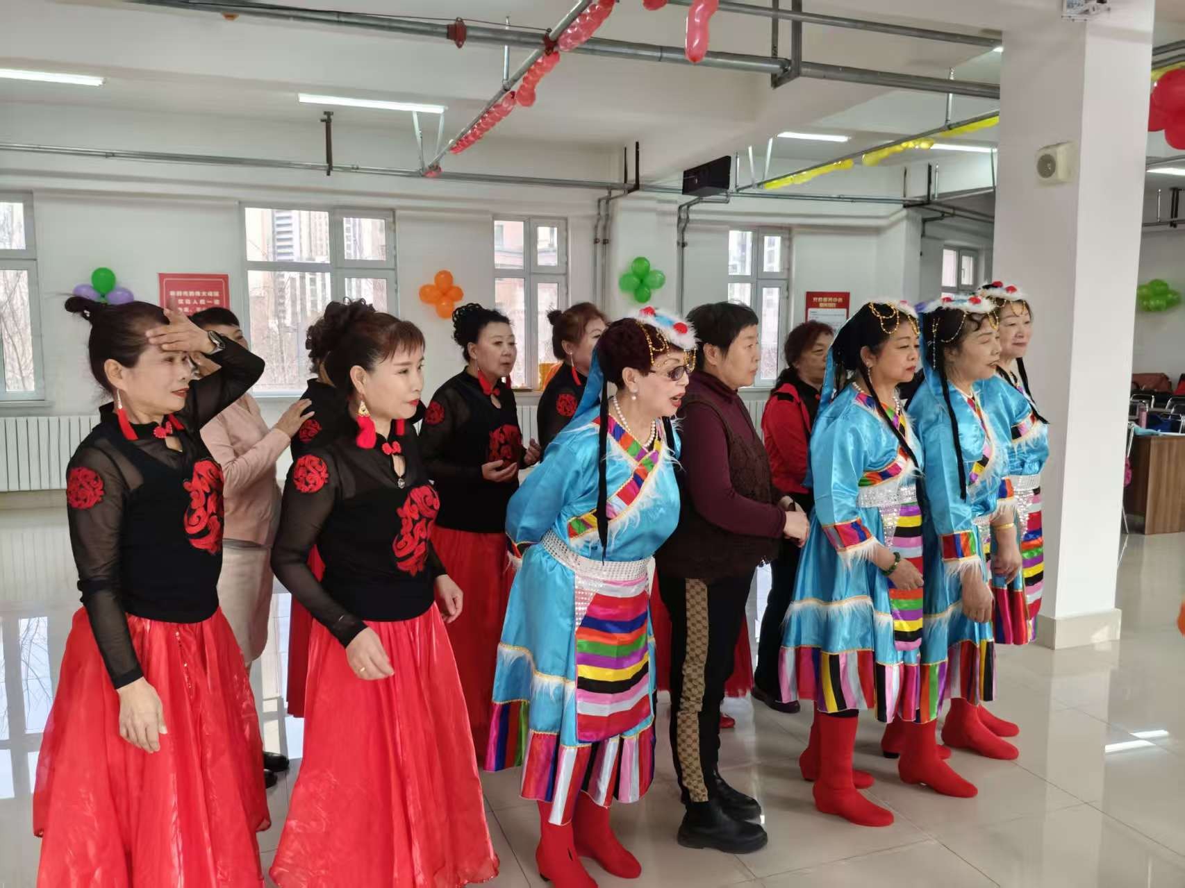 《乒乓球接力传输赛》参与者气势都很强！