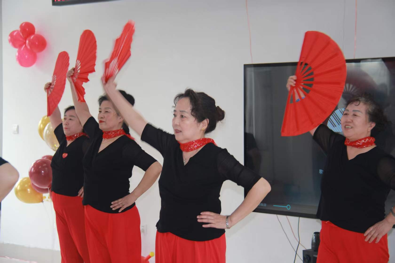 夕阳红葫芦丝舞蹈队表演震撼人心的响扇舞《爱我中华》