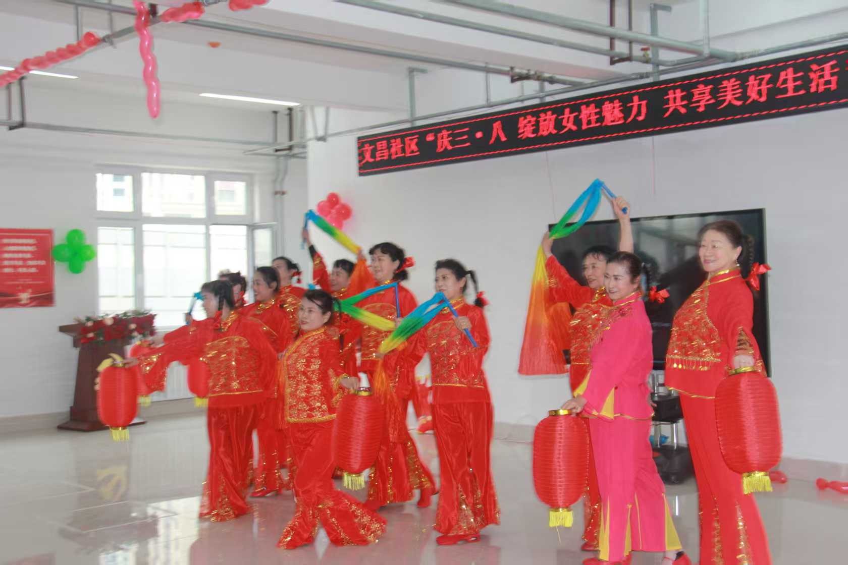 文昌社区庆三八文艺演出开场小朋友助兴献唱歌曲《两只老虎》